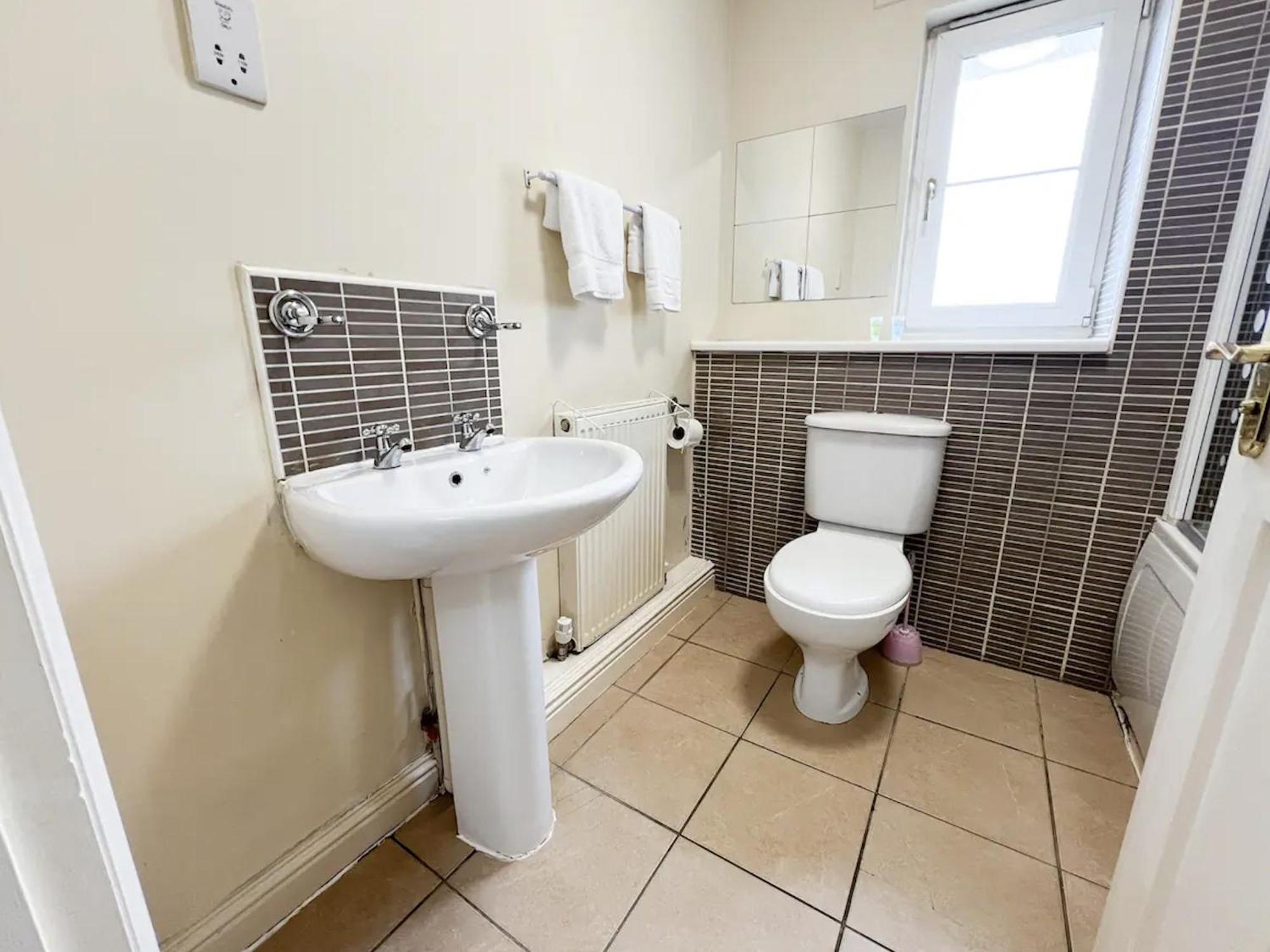 Glasgow Central - Entire House - Free Parking , Free Super Fast Wifi , Private Garden & Parking Security Экстерьер фото